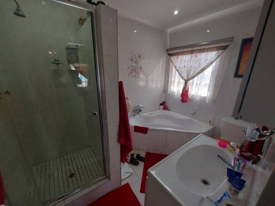 5 Bedroom Property for Sale in Rustenburg Central North West